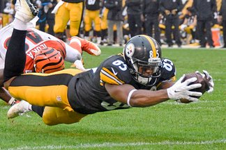 Second year tight end Xavier Grimble catches the first touchdown of the game
